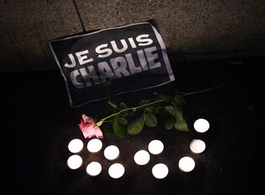 Toàn bộ cầu thủ Pháp tưởng niệm 12 nạn nhân vụ khủng bố Paris