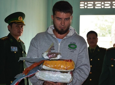 Vladimir Shperling cùng tang vật bị nhà chức trách bắt giữ tại CKQT Lao Bảo