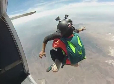 Clip: Nhảy dù từ độ cao 3.000 m để cầu hôn bạn gái