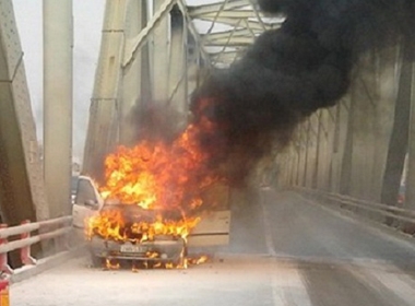 Xe đầu kéo lao vào xe công an bốc cháy dữ dội trên cầu 