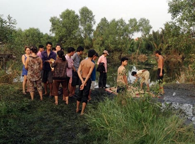 Sợ thi thể người đàn ông trôi đi nơi khác, một người dân đã chèo thuyền đưa nạn nhân vào bờ chờ cơ quan chức năng đến giải quyết 