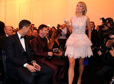 Bóng hồng khiến Ronaldo, Messi 'ngẩn ngơ'