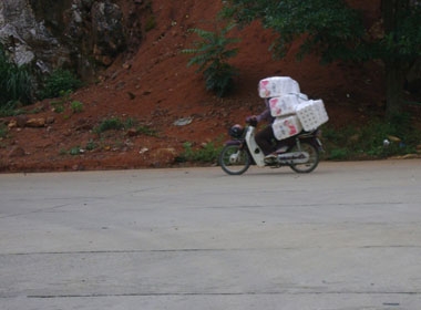 Một tay lái trong nhóm “phi đội bay” đang chở hàng từ khu vực cửa khẩu Cốc Nam ra QL4A 