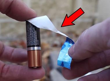 Bí kíp sinh tồn khi bị lạc: Cách tạo lửa siêu dễ với vỏ kẹo cao su