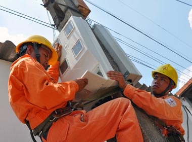 Kiểm tra công tơ điện tại xã Tân Hồng, huyện Ba Vì (Hà Nội)