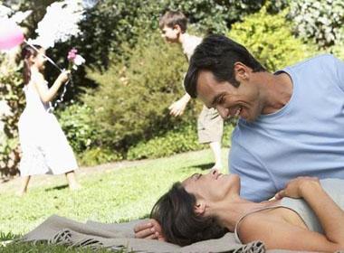 7 bí quyết khiến chồng luôn cười hạnh phúc khi bên cạnh bạn