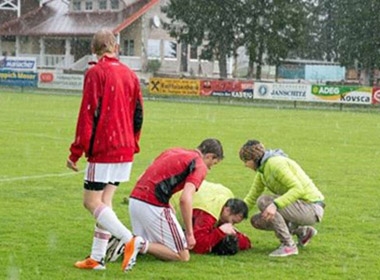 Cầu thủ trẻ bị sét đánh tử vong ngay trên sân