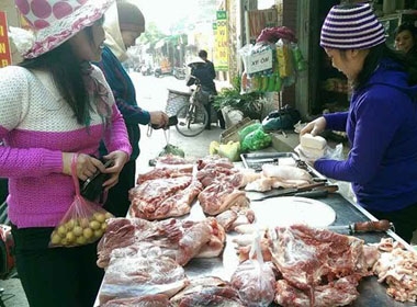 Quầy hàng hút khách nhờ bán thịt quê, rau sạch ở Hà Nội