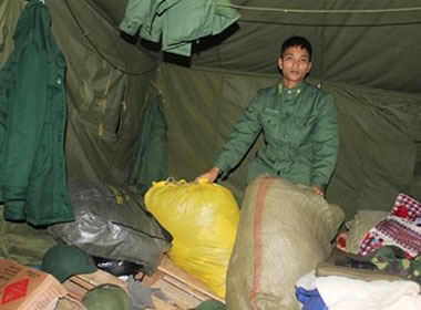 Số hàng lậu Bộ đội Biên phòng Tân Thanh bắt giữ được, đa số là quần áo, chăn màn