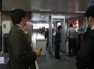 Nhân viên sân bay Nội Bài moi kiện hàng, trộm 16 điện thoại Samsung (Ảnh minh họa)