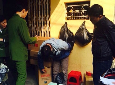 Lực lượng chức năng thu giữ hàng nghìn bao thuốc lá ngoại nhập lậu khi Vỹ bày bán trước cửa nhà B11, TT Nghĩa Tân