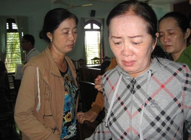 Bị cáo Trần Thị Phương khóc nức nở sau khi tòa tuyên án
