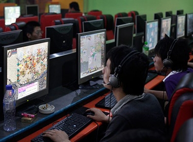 các game thủ đang cày game tại một quán café Internet