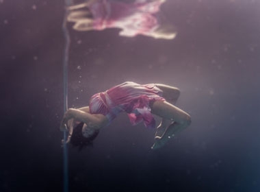 'Nín thở' ngắm vũ công múa cột dưới nước