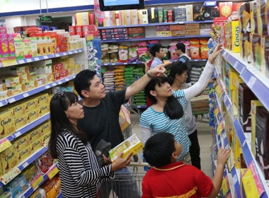 Nhiều gia đình bắt đầu chọn mua hàng tết (ảnh chụp tại siêu thị Co.op Mart Đinh Tiên Hoàng, Q.Bình Thạnh, TP.HCM)