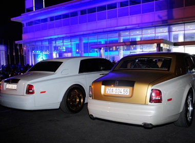 Cặp đôi Rolls-Royce Phantom biển 'khủng', mạ vàng xuất hiện tại Hà Nội