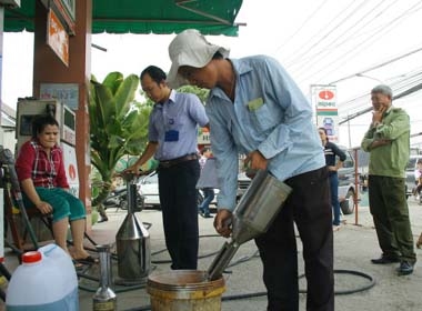 Bắt quả tang cây xăng bơm thiếu 'móc túi' khách hàng