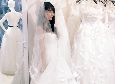 Hot teen 20/1: Quỳnh Anh Shyn diện váy cưới lộng lẫy