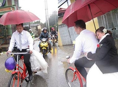 Cô dâu bật khóc khi chú rể đón bằng xe đạp giữa trời mưa