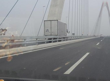 Xe tải chạy ngược chiều 100 km/h trên cầu Nhật Tân