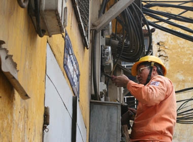 Công nhân điện lực Đống Đa (Hà Nội) kiểm tra công tơ trên tuyến phố Tôn Đức Thắng