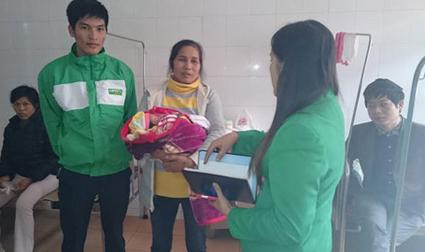 Tài xế taxi đỡ đẻ thành công cho khách ngay trên xe 