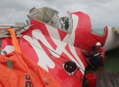 Tìm thấy 5 thi thể nạn nhân QZ8501 còn thắt đai an toàn