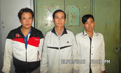 'Tú ông' Hồng (giữa) cùng 2 tài xế chở gái đi bán dâm bị công an bắt giữ