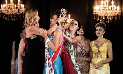 Á hậu lao vào cướp và quăng vương miện của Hoa hậu Amazon 2015