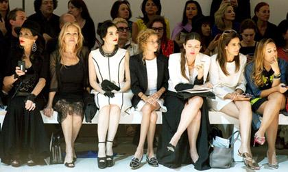 4 mỹ nữ Việt tự tin ngồi ghế VIP ở show diễn quốc tế