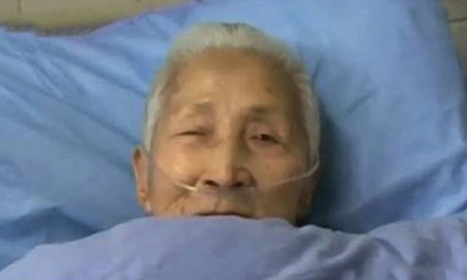 Tỉnh dậy sau hôn mê, cụ bà Trung Quốc nói tiếng Anh 'như gió'