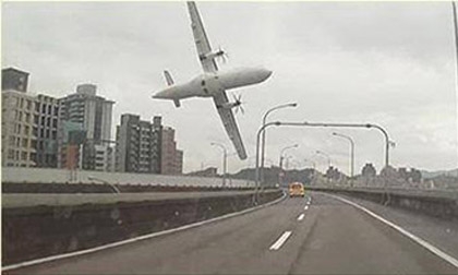 Clip: Camera hành trình ghi cảnh máy bay Đài Loan lao xuống sông