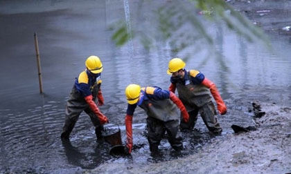 Hàng trăm công nhân lội bùn chịu rét làm sạch “sông chết” những ngày cuối năm