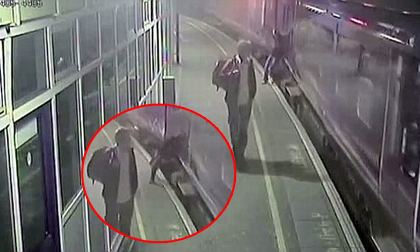 Người đàn ông thoát chết trong gang tấc khi ngã vào gầm tàu điện