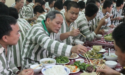 Bữa cơm 'đầy ắp hương vị Tết' trong trại giam