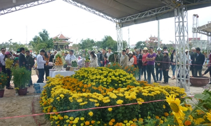 Ngày đầu năm, mộ ông Nguyễn Bá Thanh phủ đầy hoa