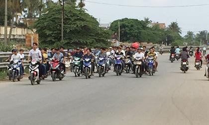  “Quái xế” quậy tưng làng quê ngày đầu năm