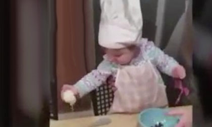 Bé gái 15 tháng tuổi biết làm bánh 