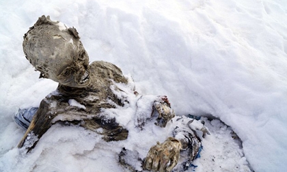 Hai xác ướp trong tư thế lạ được tìm thấy ở núi cao nhất Mexico