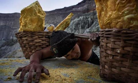  Cuộc sống mưu sinh khốn khổ của người thợ khai thác lưu huỳnh