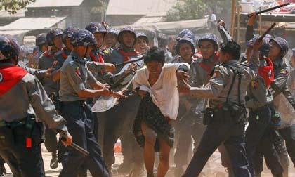 Thế giới 24h qua ảnh (11/3): Bạo loạn kinh hoàng tại Myanmar