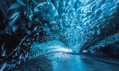Khám phá bên trong hang động băng ảo diệu ở Iceland