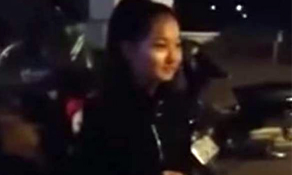 Bé gái hát rong hát hay như Phương Mỹ Chi