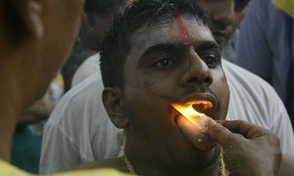 Lễ hội nuốt lửa và hành xác kinh dị ở Ấn Độ