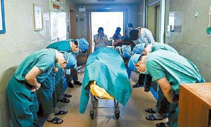 Bác sĩ cúi đầu tiễn đưa cậu bé ung thư não hiến nội tạng