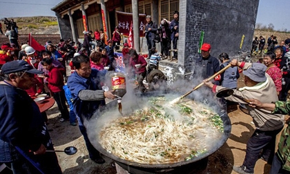 Hàng ngàn người thưởng thức bữa 'mì rồng' khổng lồ ở Trung Quốc