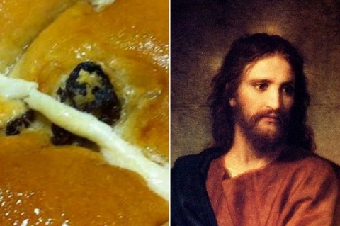 Gương mặt chúa Jesus bất ngờ xuất hiện trên chiếc bánh phục sinh 