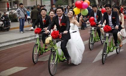 Chú rể rước dâu bằng xe đạp đôi gây náo loạn đường phố