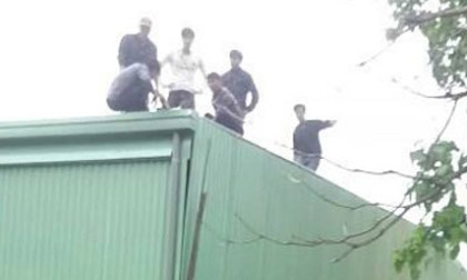 Nổ lớn giữa Hà Nội, công nhân bị bắn lên mái nhà?