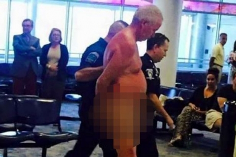 Tức giận vì lỡ chuyến, người đàn ông khỏa thân tại sân bay